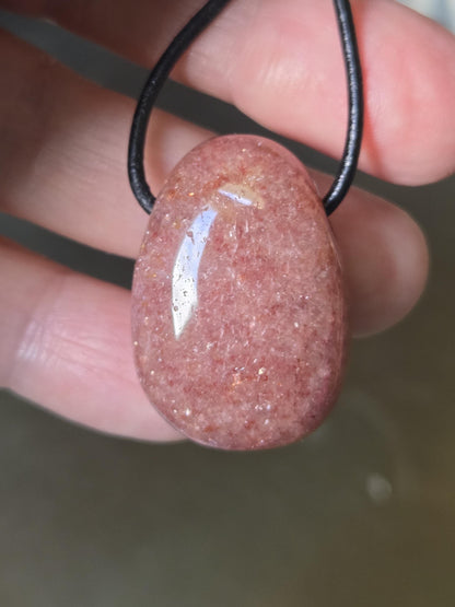 Zauberhafter Erdbeerquarz, roter Aventurin Anhänger, 30 x 20 x 10 mm, gebohrt, an verstellbarem Lederband