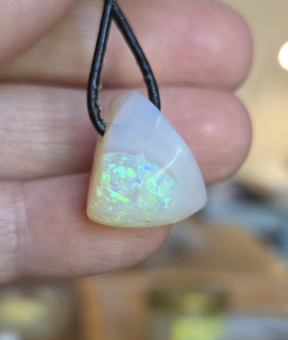 Kleiner Boulder Opal Lightning Ridge Kristall Opal white opal multicolor Opal Anhänger , gebohrt, an verstellbarem Lederband