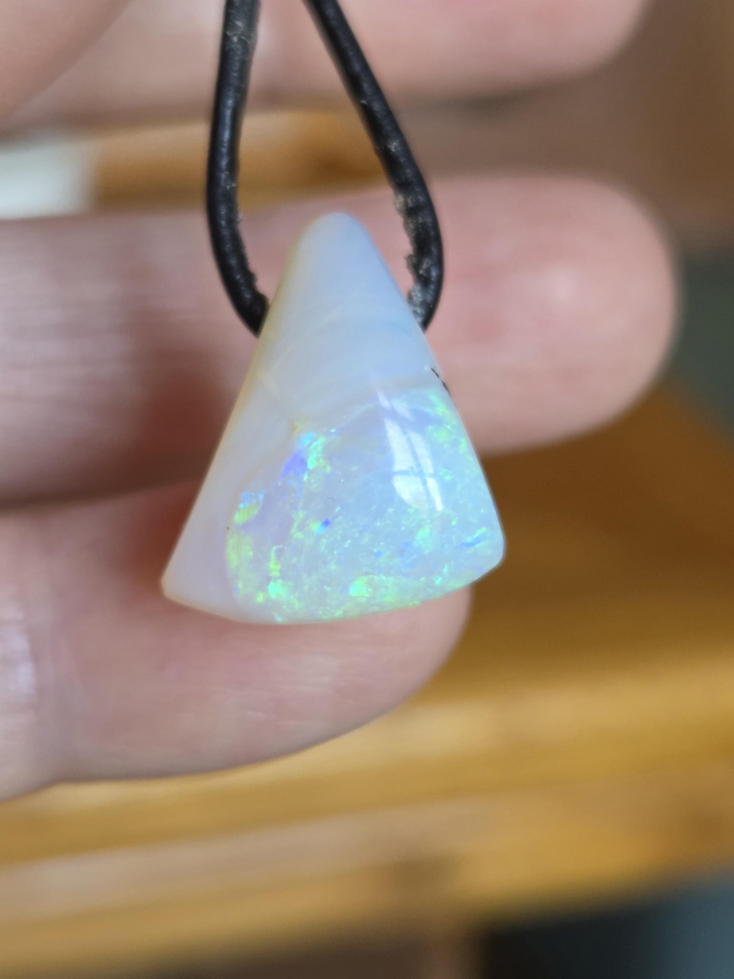 Kleiner Boulder Opal Lightning Ridge Kristall Opal white opal multicolor Opal Anhänger , gebohrt, an verstellbarem Lederband