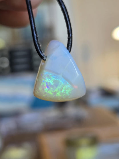 Kleiner Boulder Opal Lightning Ridge Kristall Opal white opal multicolor Opal Anhänger , gebohrt, an verstellbarem Lederband
