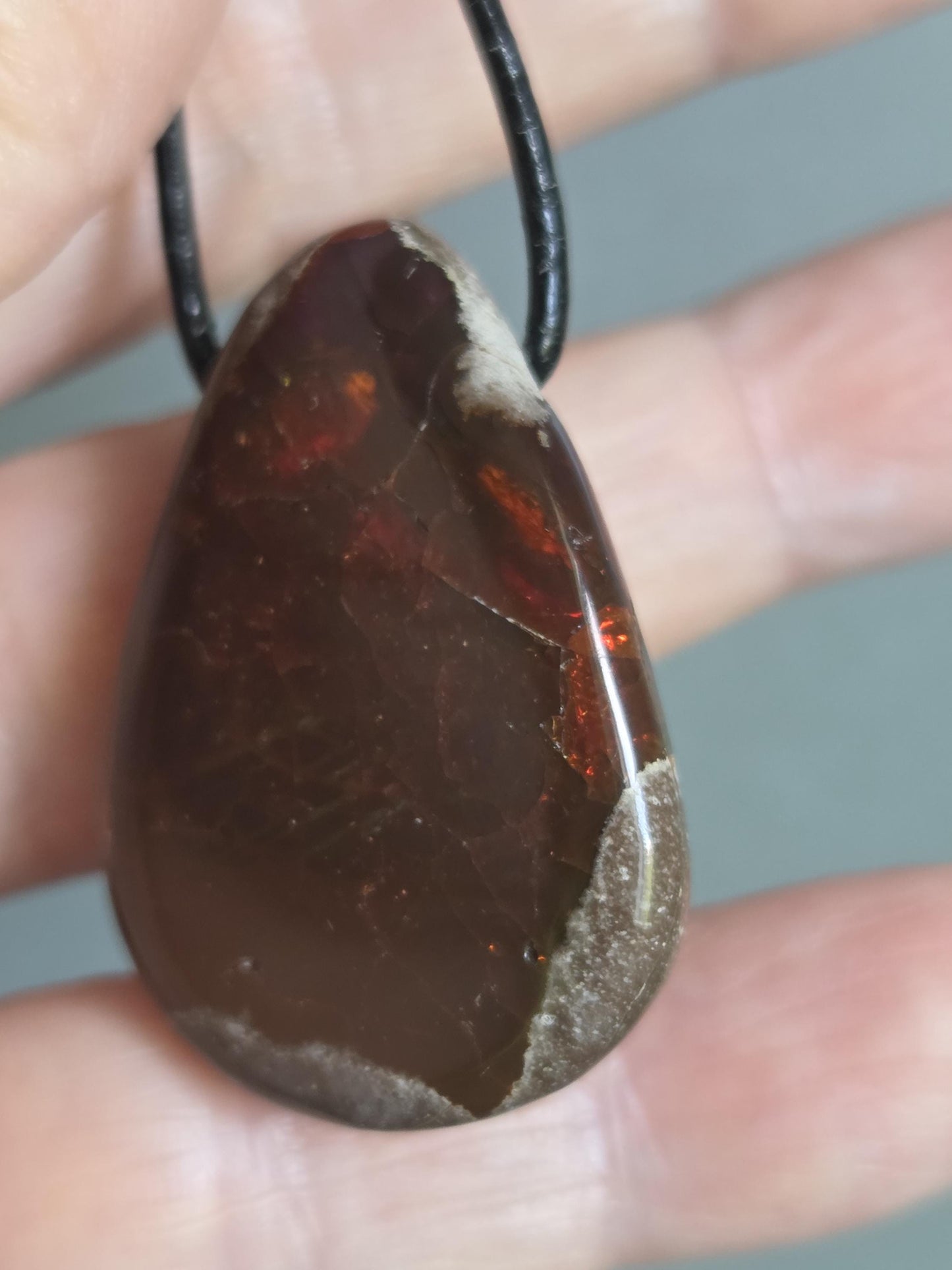 Schokoladen Opal, blau gelb grün rot flashfire, Yira Gebirge Mezezo, Anhänger, 35 x 25 x 12 mm, gebohrt, an verstellbarem Lederband
