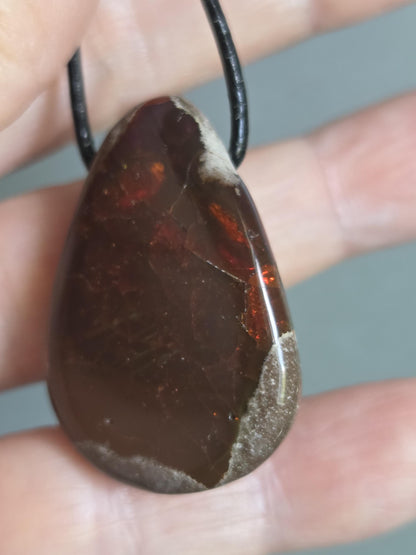 Schokoladen Opal, blau gelb grün rot flashfire, Yira Gebirge Mezezo, Anhänger, 35 x 25 x 12 mm, gebohrt, an verstellbarem Lederband