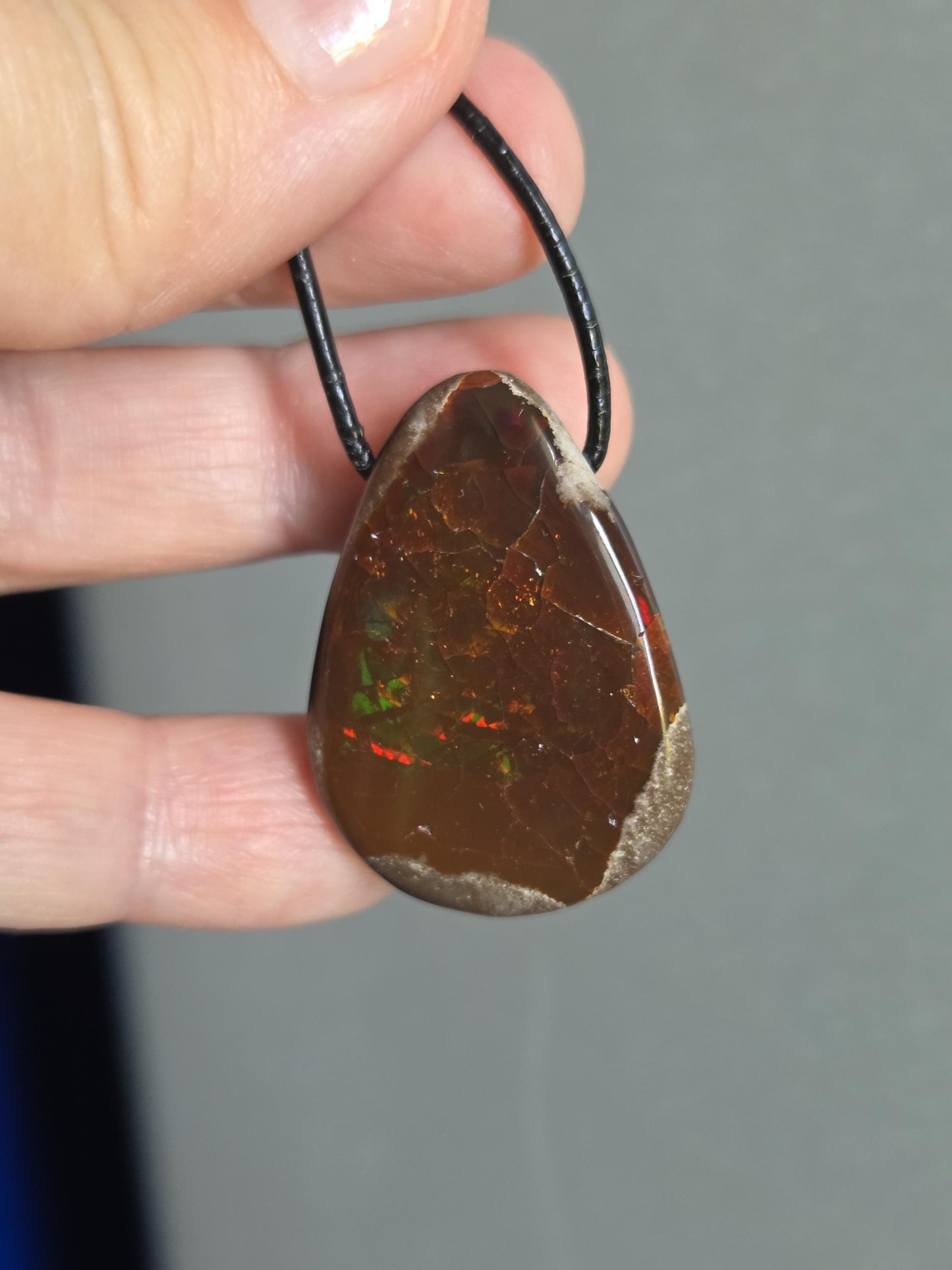 Schokoladen Opal, blau gelb grün rot flashfire, Yira Gebirge Mezezo, Anhänger, 35 x 25 x 12 mm, gebohrt, an verstellbarem Lederband