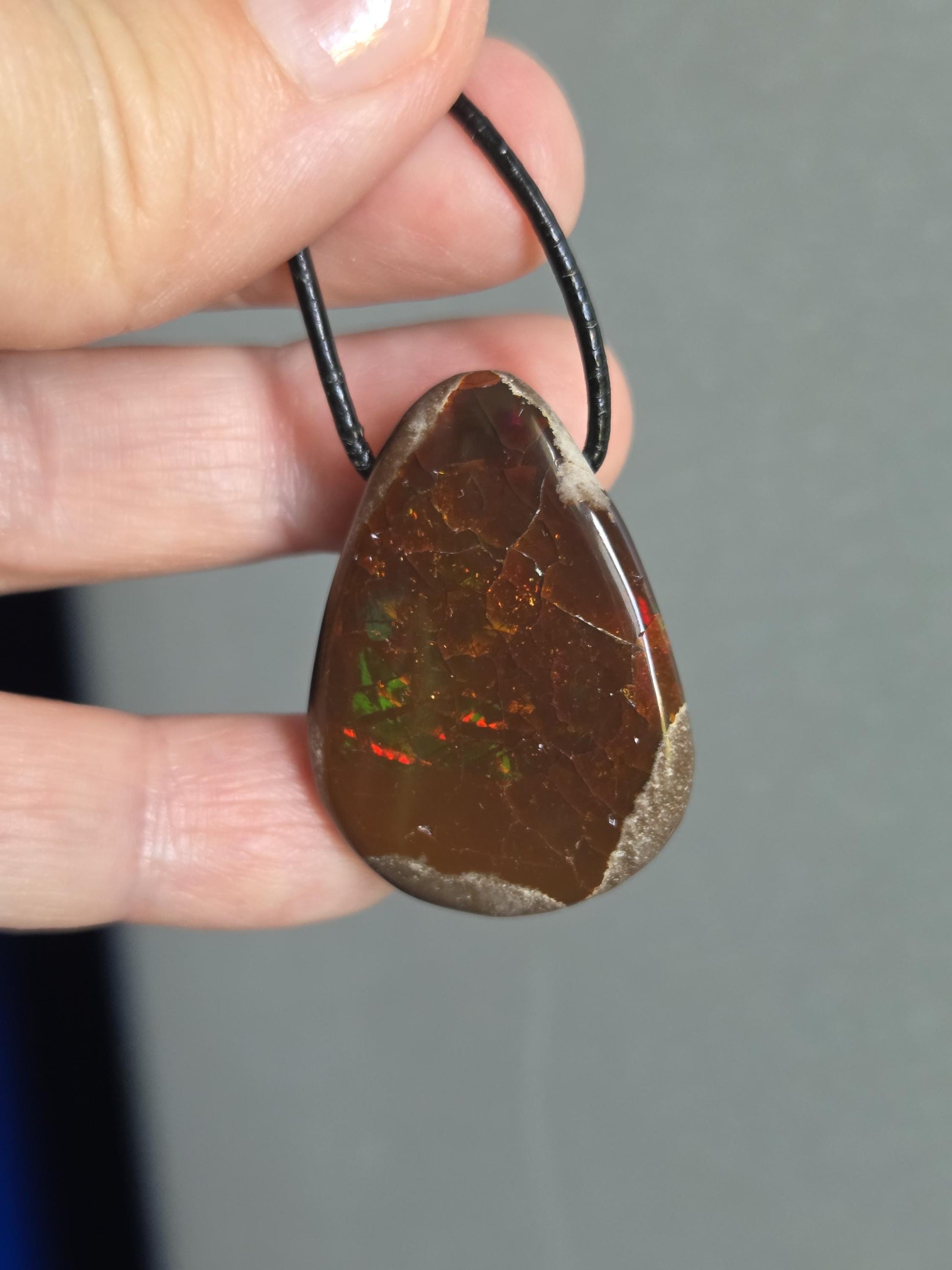 Schokoladen Opal, blau gelb grün rot flashfire, Yira Gebirge Mezezo, Anhänger, 35 x 25 x 12 mm, gebohrt, an verstellbarem Lederband