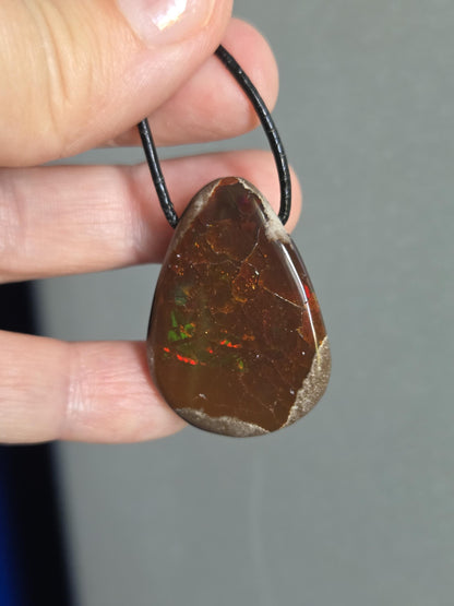 Schokoladen Opal, blau gelb grün rot flashfire, Yira Gebirge Mezezo, Anhänger, 35 x 25 x 12 mm, gebohrt, an verstellbarem Lederband