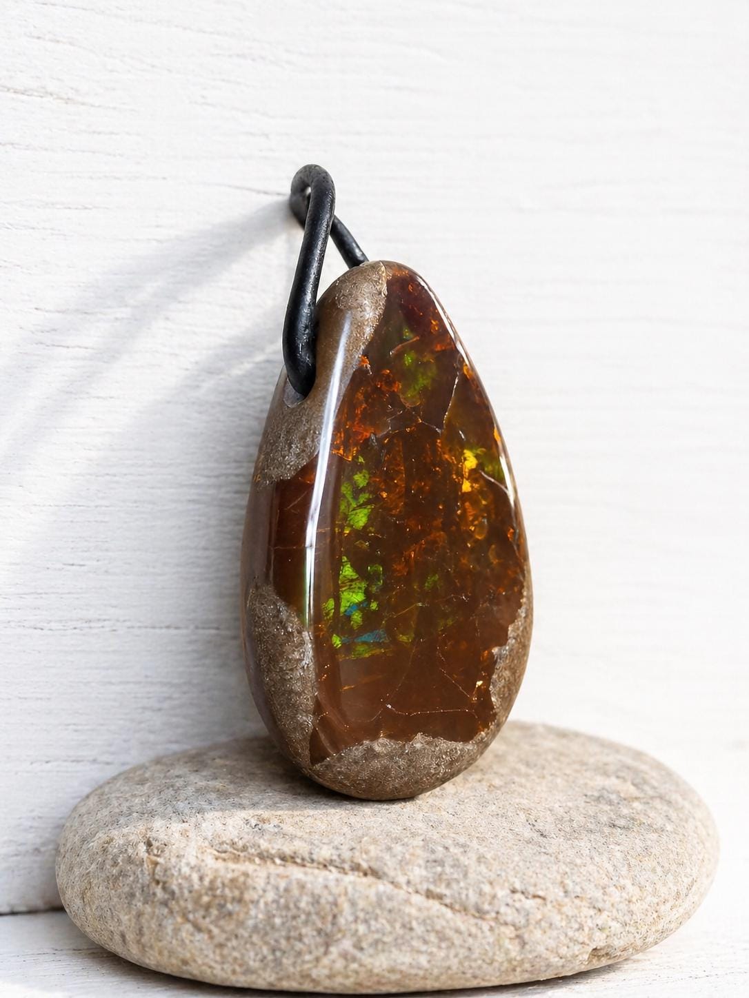 Schokoladen Opal, blau gelb grün rot flashfire, Yira Gebirge Mezezo, Anhänger, 35 x 25 x 12 mm, gebohrt, an verstellbarem Lederband