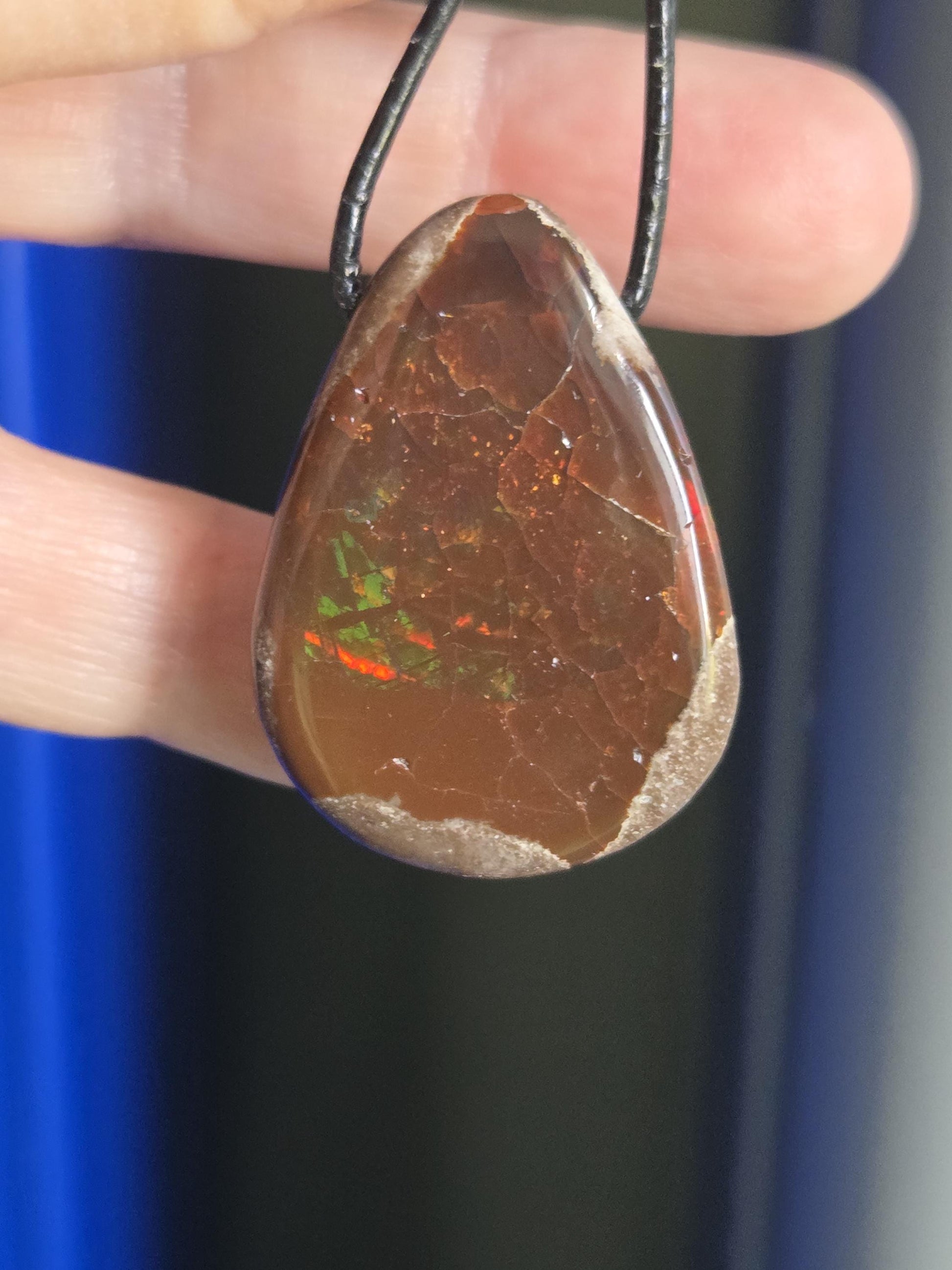 Schokoladen Opal, blau gelb grün rot flashfire, Yira Gebirge Mezezo, Anhänger, 35 x 25 x 12 mm, gebohrt, an verstellbarem Lederband