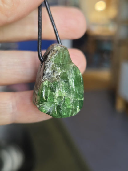 Großer wilder Chromdiopsid Anhänger, 30 x 24 x 18 mm, an verstellbarem Lederband