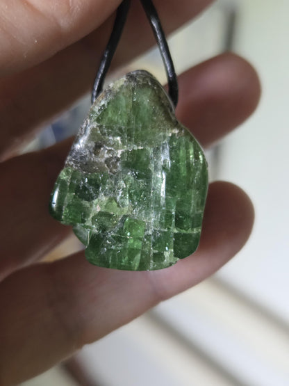 Großer wilder Chromdiopsid Anhänger, 30 x 24 x 18 mm, an verstellbarem Lederband
