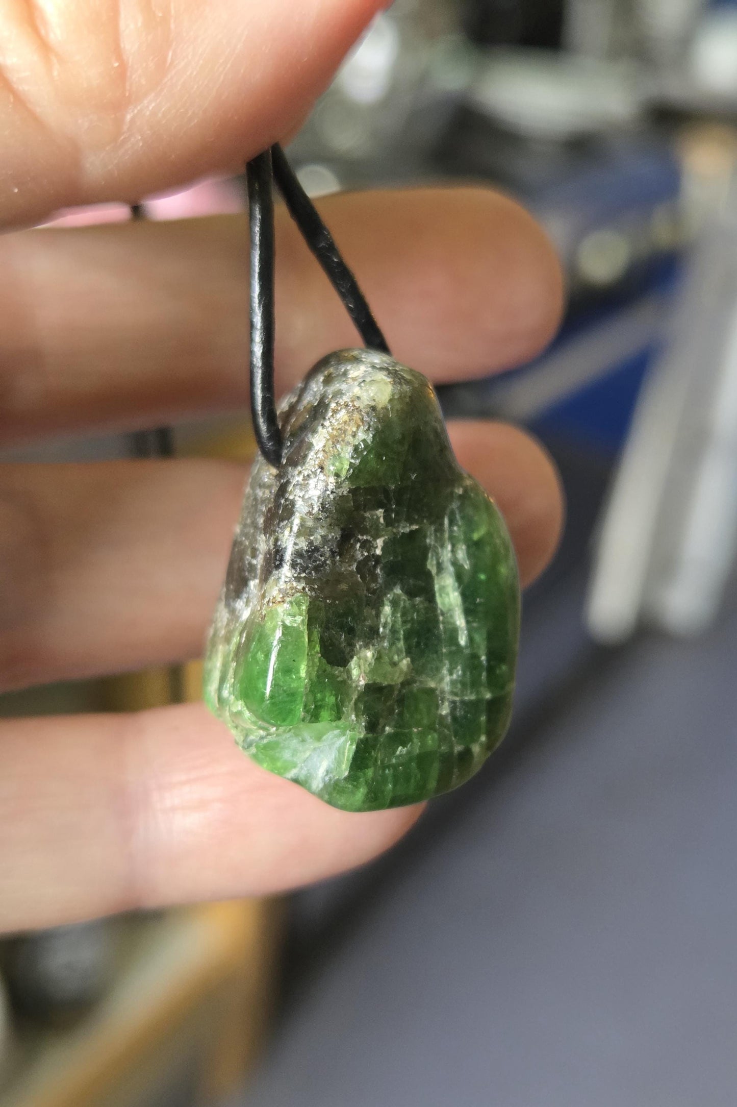 Großer wilder Chromdiopsid Anhänger, 30 x 24 x 18 mm, an verstellbarem Lederband
