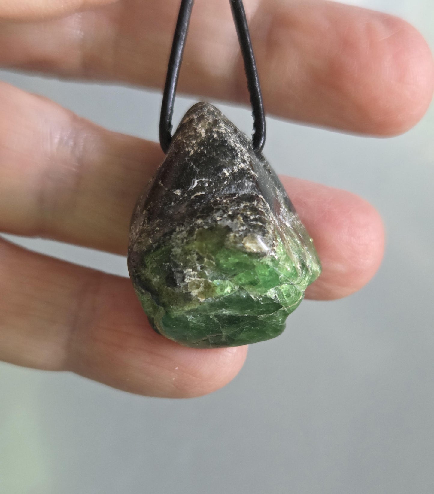 Großer wilder Chromdiopsid Anhänger, 30 x 24 x 18 mm, an verstellbarem Lederband