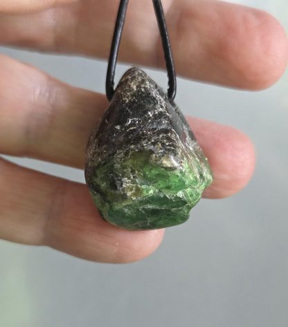 Großer wilder Chromdiopsid Anhänger, 30 x 24 x 18 mm, an verstellbarem Lederband