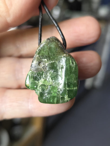 Großer wilder Chromdiopsid Anhänger, 30 x 24 x 18 mm, an verstellbarem Lederband