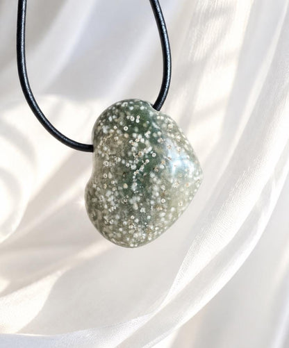 Ozean Jaspis, Ocean Jasper, Ozeanjaspis Herz förmig Anhänger, 30 x 25 x 11 mm, gebohrt, an verstellbarem Lederband