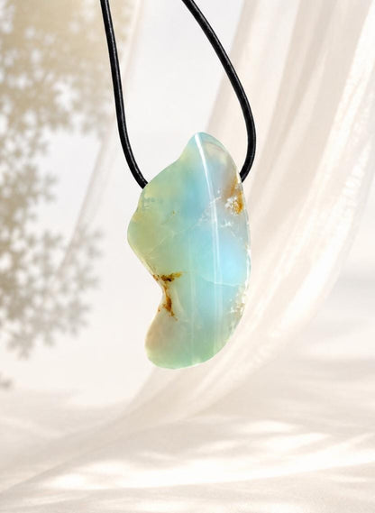Chrysopras durchscheinend hell Anhänger, 40 x 23 x 11 mm, gebohrt, an verstellbarem Lederband, Chrysoprase pedant
