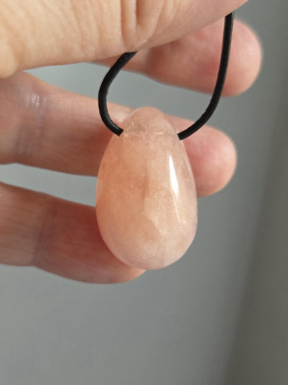 Morganit Pfirsich Beryll apricotfarben Anhänger 30 x 19 x 14 mm, gebohrt, an verstellbarem Lederband, morganite pedants