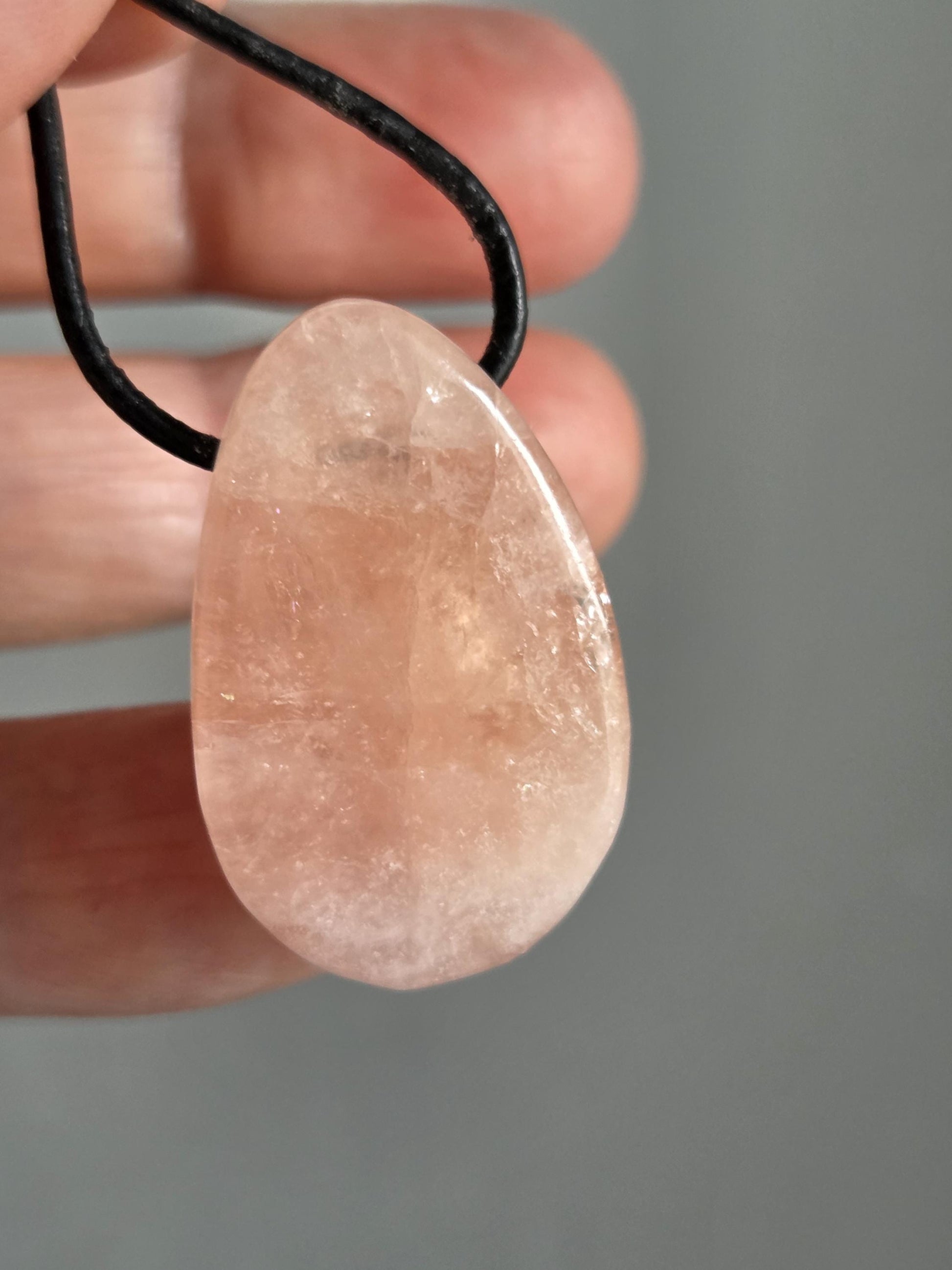 Morganit Pfirsich Beryll apricotfarben Anhänger 30 x 19 x 14 mm, gebohrt, an verstellbarem Lederband, morganite pedants