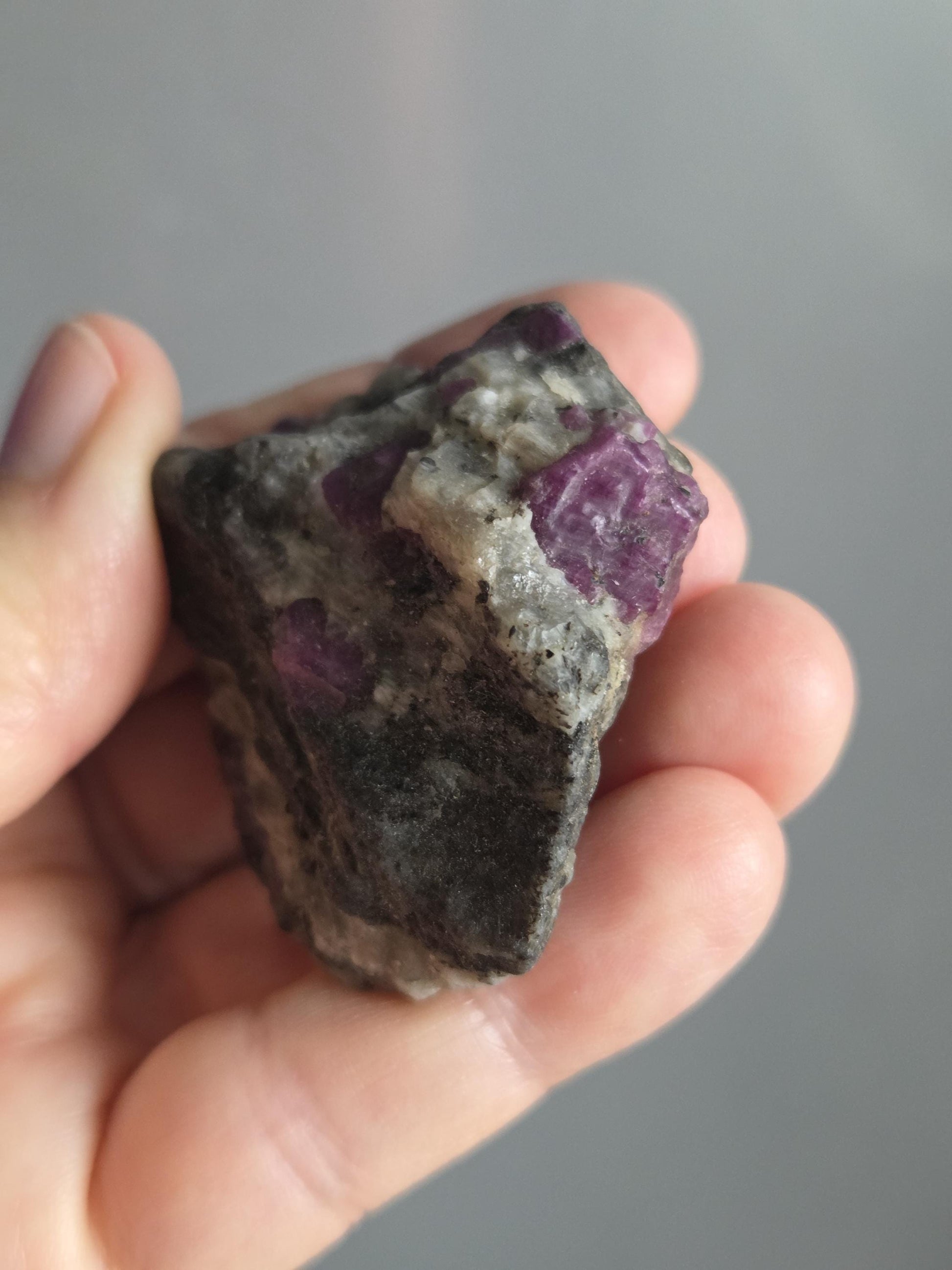 Rubin Cluster in Syenit Granit Biotit Matrix mit Fluoreszenz, Rohstein Sammlerstein