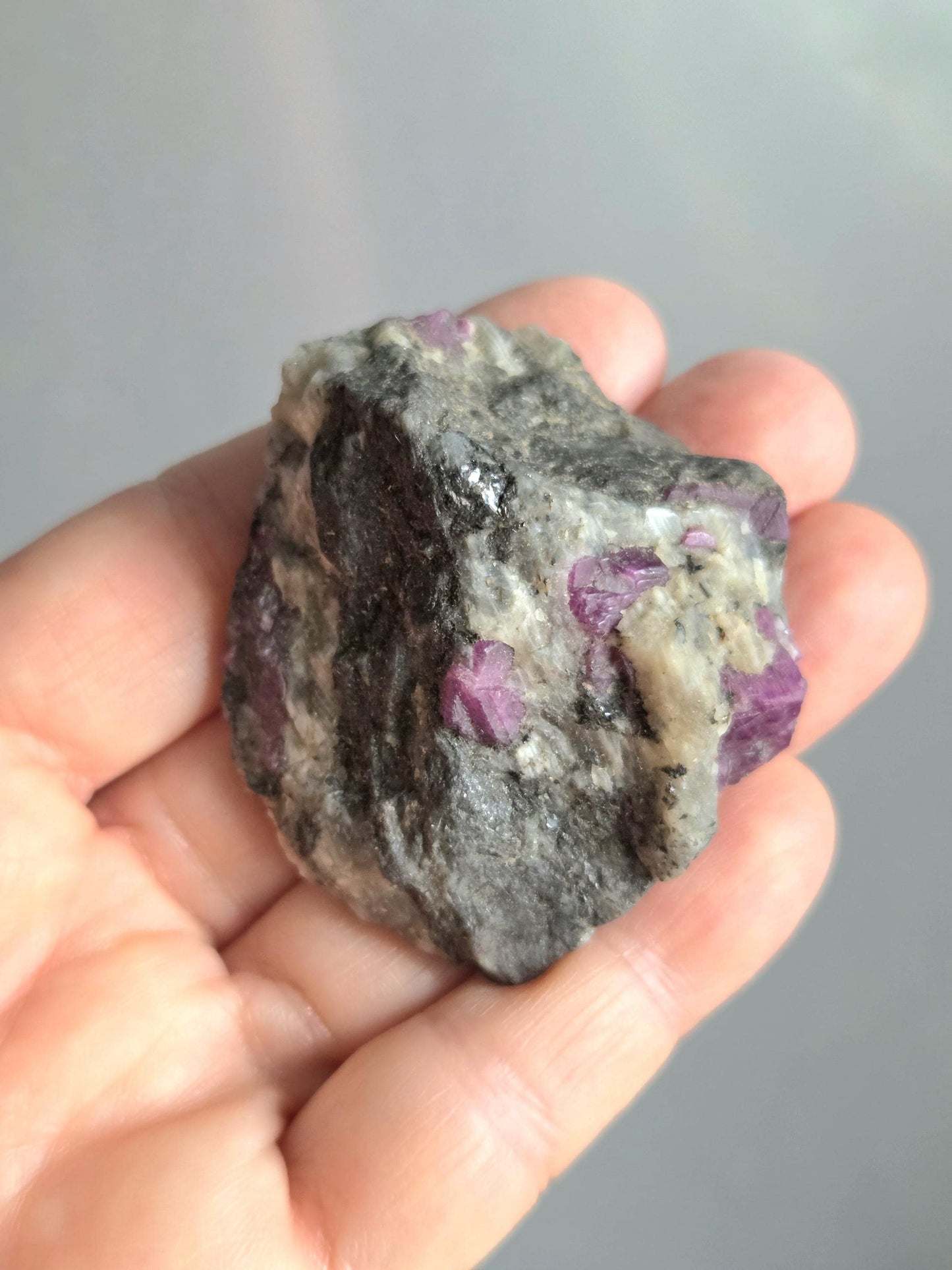 Rubin Cluster in Syenit Granit Biotit Matrix mit Fluoreszenz, Rohstein Sammlerstein
