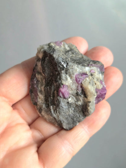 Rubin Cluster in Syenit Granit Biotit Matrix mit Fluoreszenz, Rohstein Sammlerstein