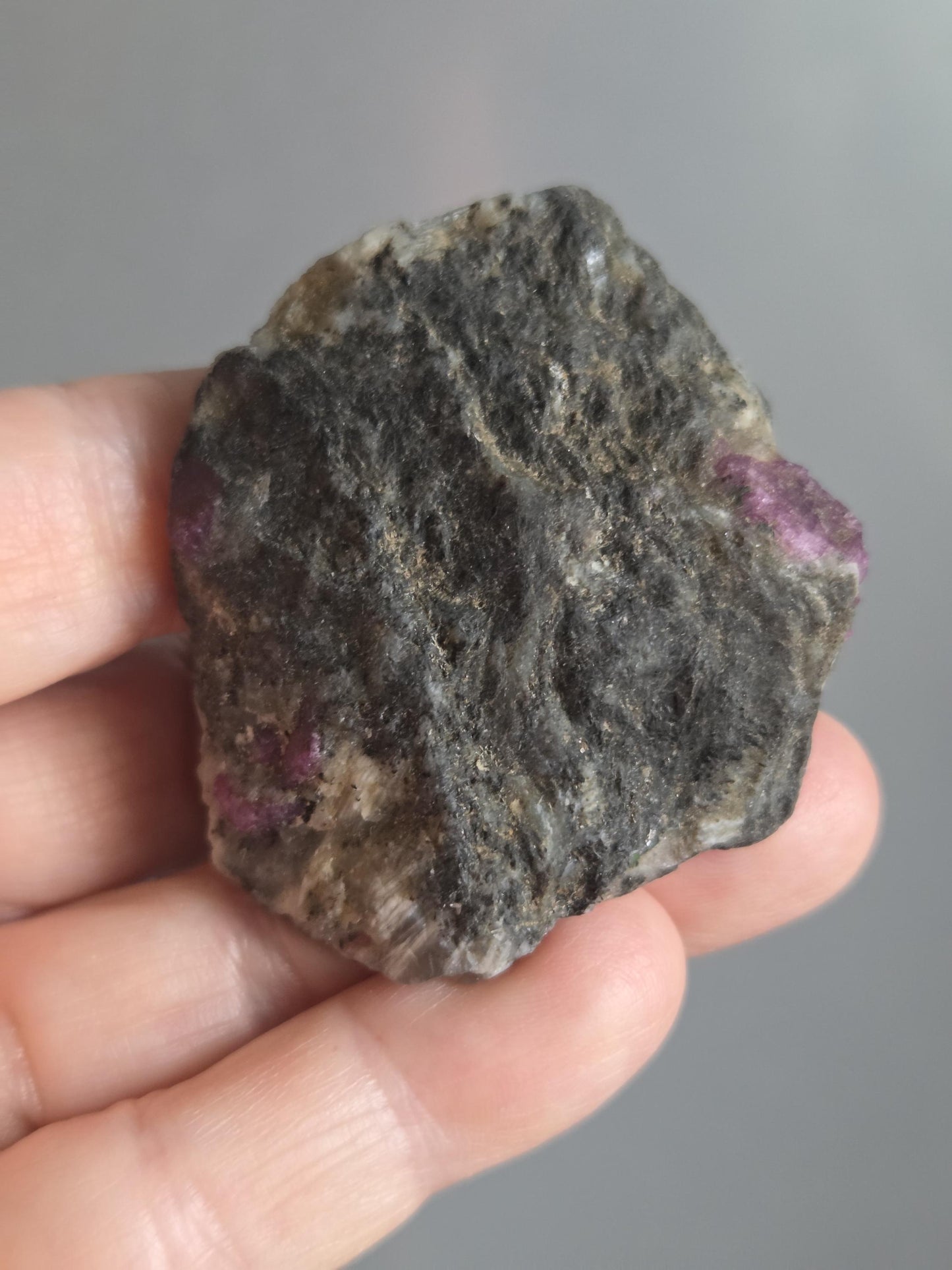 Rubin Cluster in Syenit Granit Biotit Matrix mit Fluoreszenz, Rohstein Sammlerstein