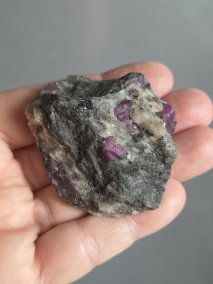 Rubin Cluster in Syenit Granit Biotit Matrix mit Fluoreszenz, Rohstein Sammlerstein