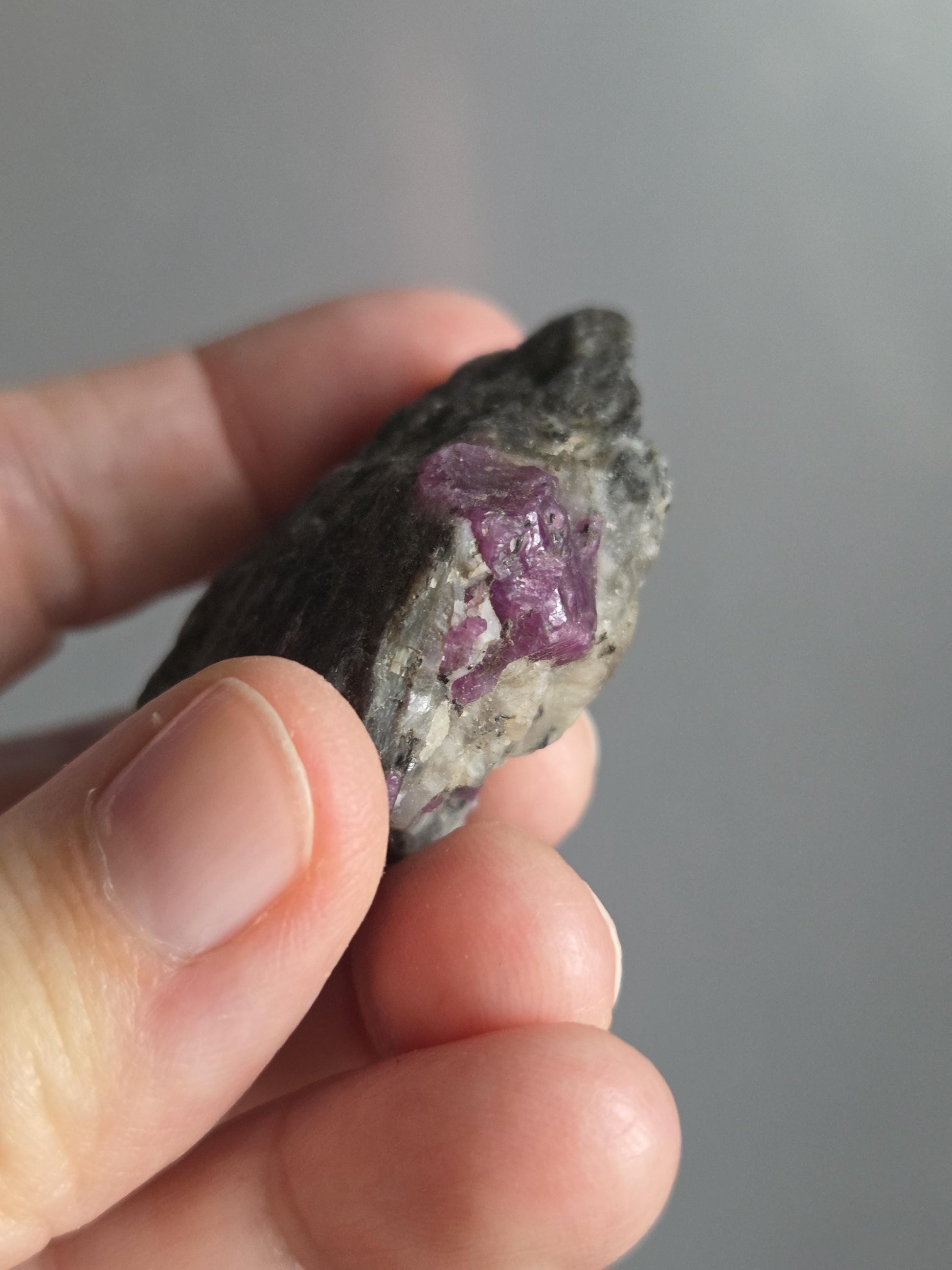 Rubin Cluster in Syenit Granit Biotit Matrix mit Fluoreszenz, Rohstein Sammlerstein