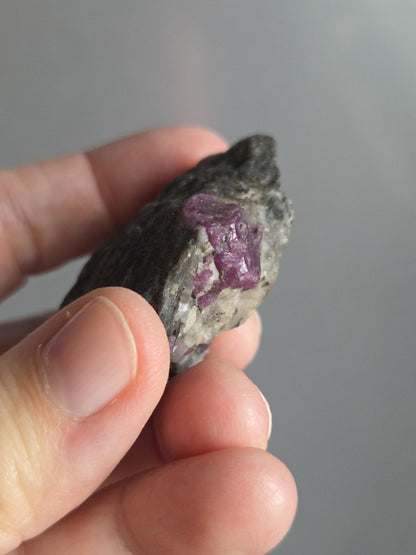 Rubin Cluster in Syenit Granit Biotit Matrix mit Fluoreszenz, Rohstein Sammlerstein