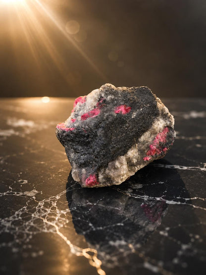 Rubin Cluster in Syenit Granit Biotit Matrix mit Fluoreszenz, Rohstein Sammlerstein
