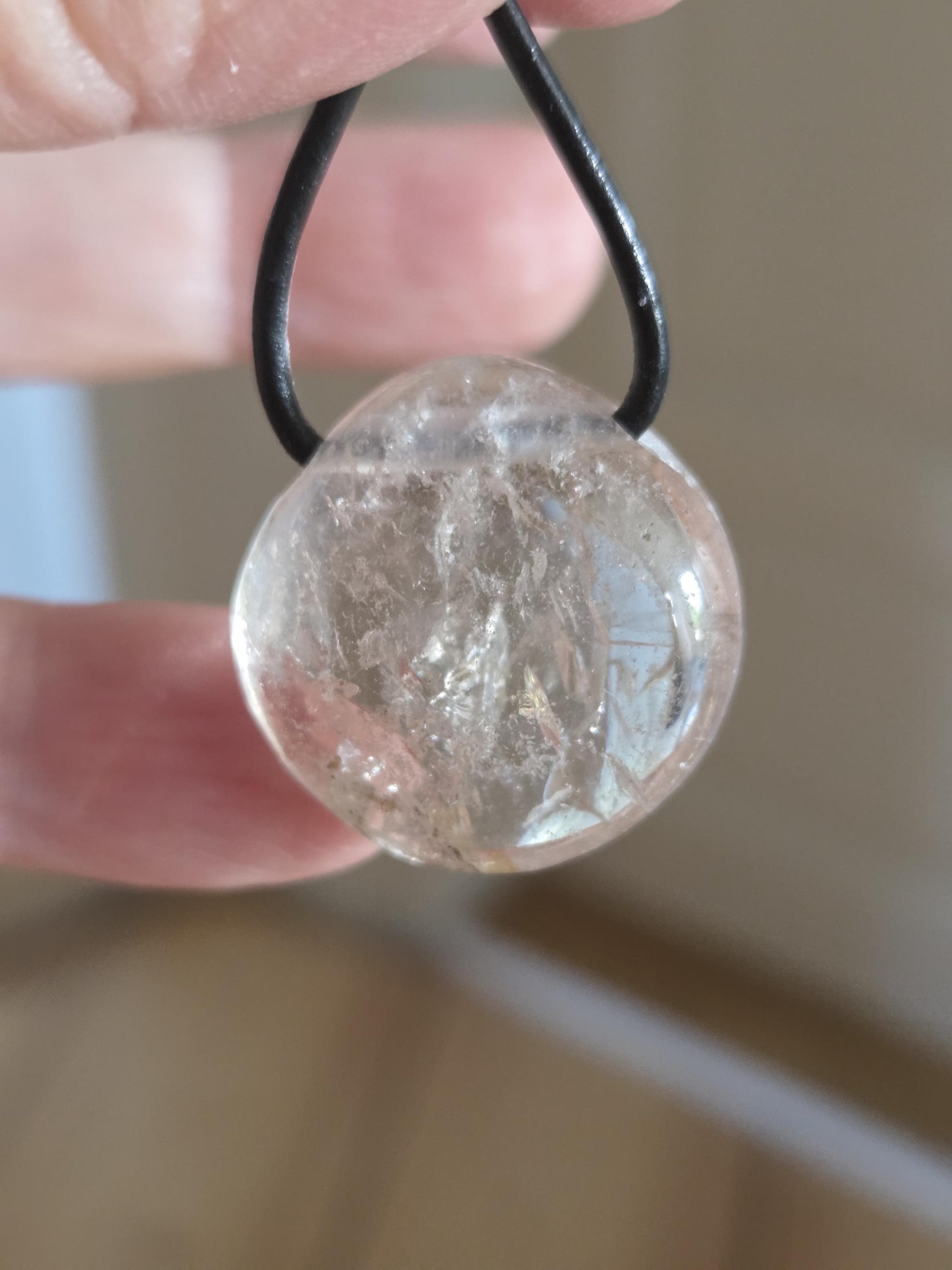 Bergkristall Phantamquarz mit schönem Innenleben, Anhänger, 25 x 25 x 14 mm, gebohrt, an verstellbarem Lederband, Mont Blanc