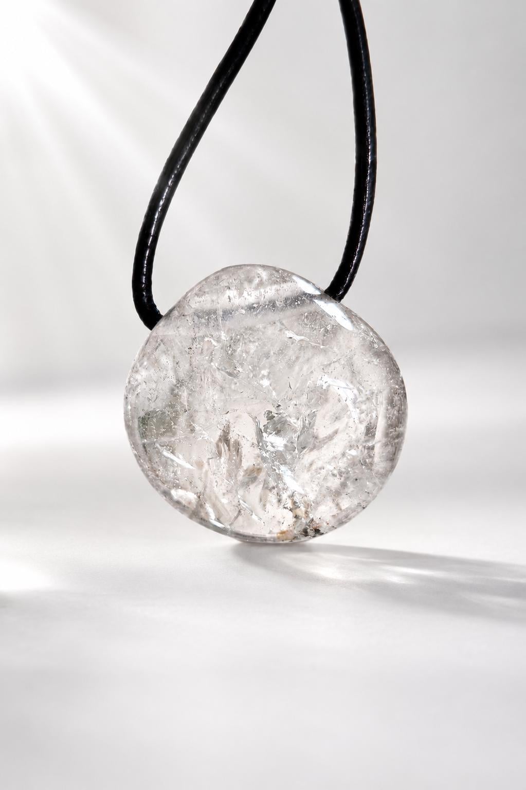 Bergkristall Phantamquarz mit schönem Innenleben, Anhänger, 25 x 25 x 14 mm, gebohrt, an verstellbarem Lederband, Mont Blanc