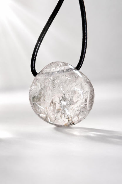 Bergkristall Phantamquarz mit schönem Innenleben, Anhänger, 25 x 25 x 14 mm, gebohrt, an verstellbarem Lederband, Mont Blanc