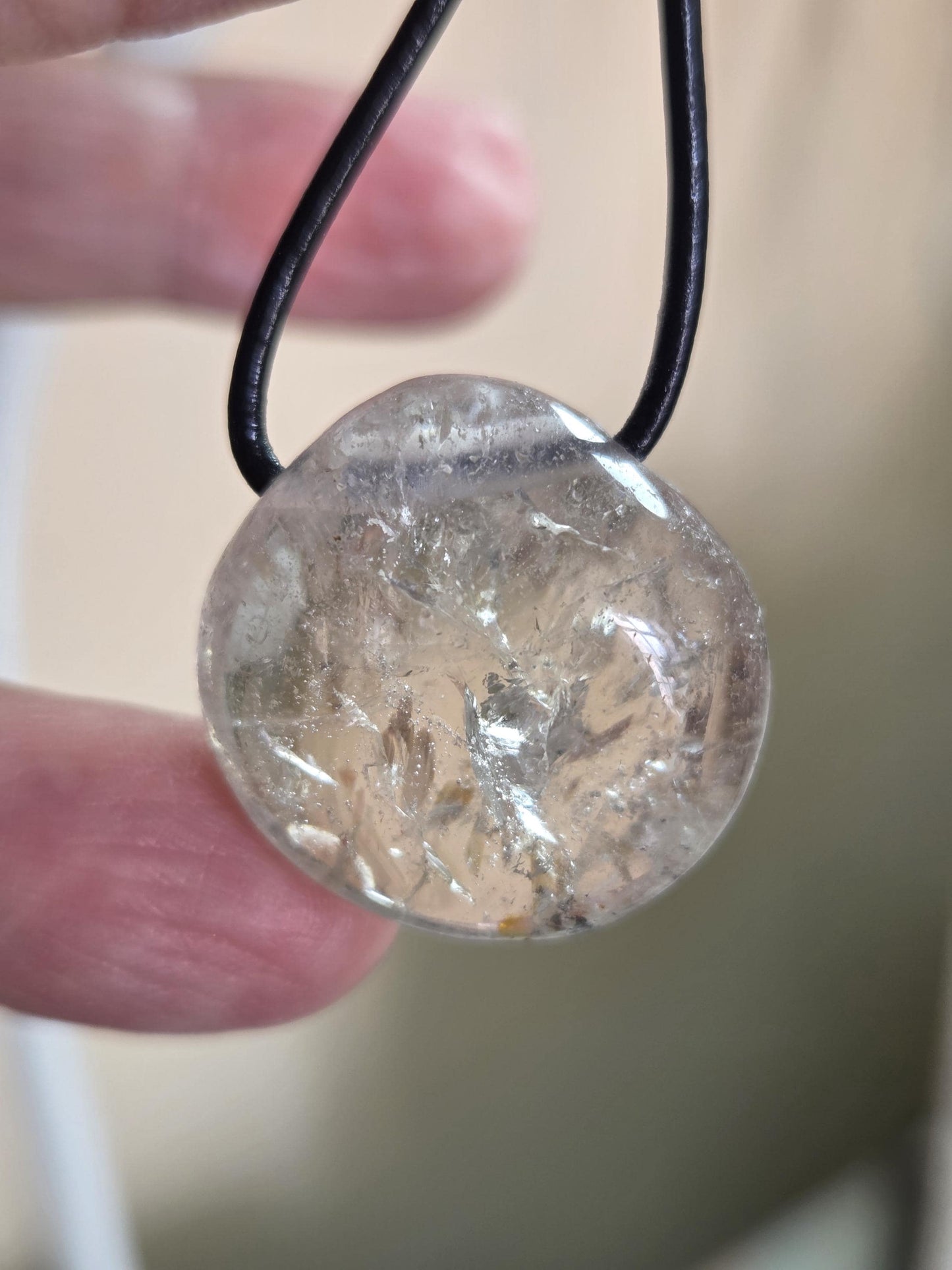 Bergkristall Phantamquarz mit schönem Innenleben, Anhänger, 25 x 25 x 14 mm, gebohrt, an verstellbarem Lederband, Mont Blanc