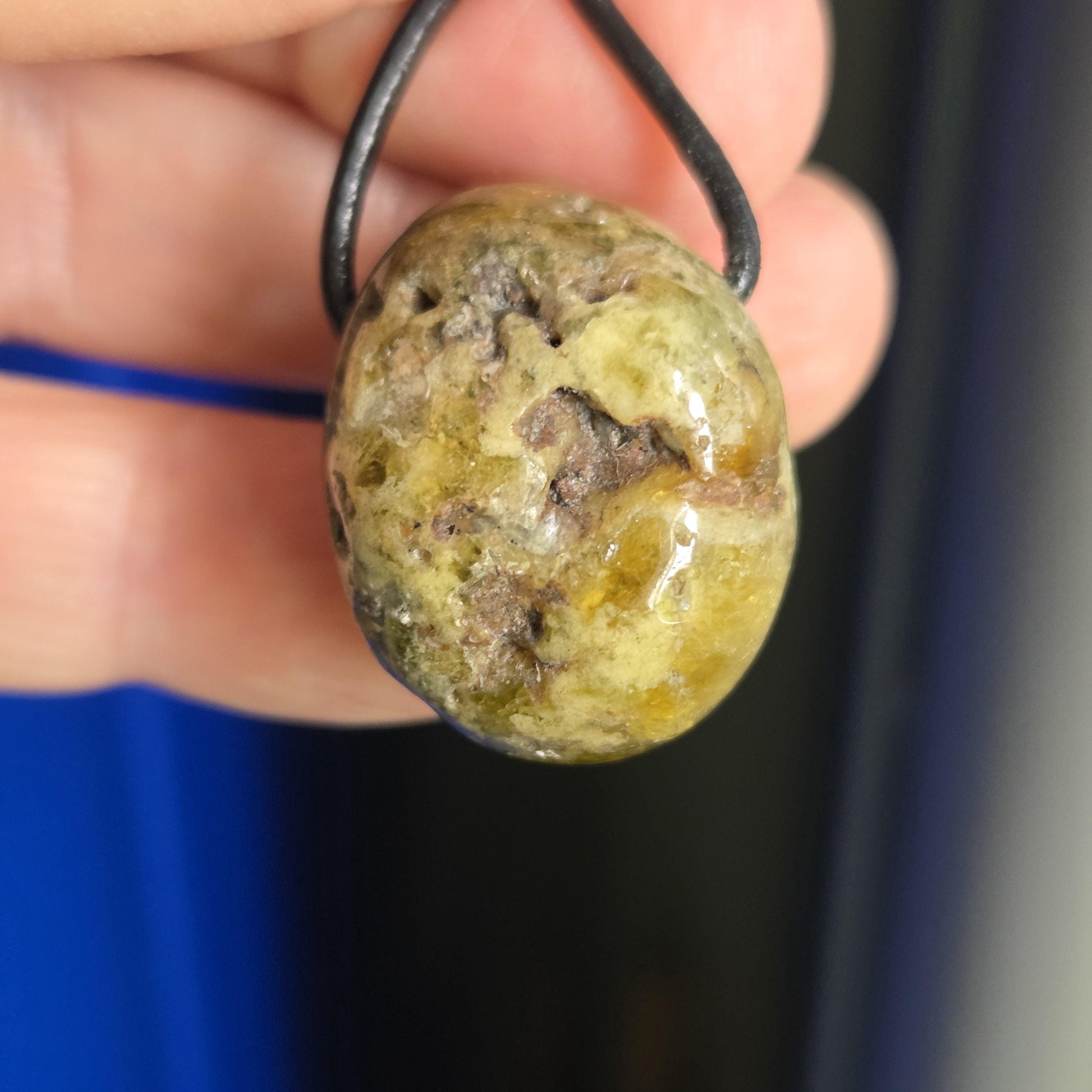 Granat grün Grossular Demantoid Rohstein Kristall Anhänger, 26 x 20 x 20 mm, gebohrt, an verstellbarem Lederband, garnet green pedant