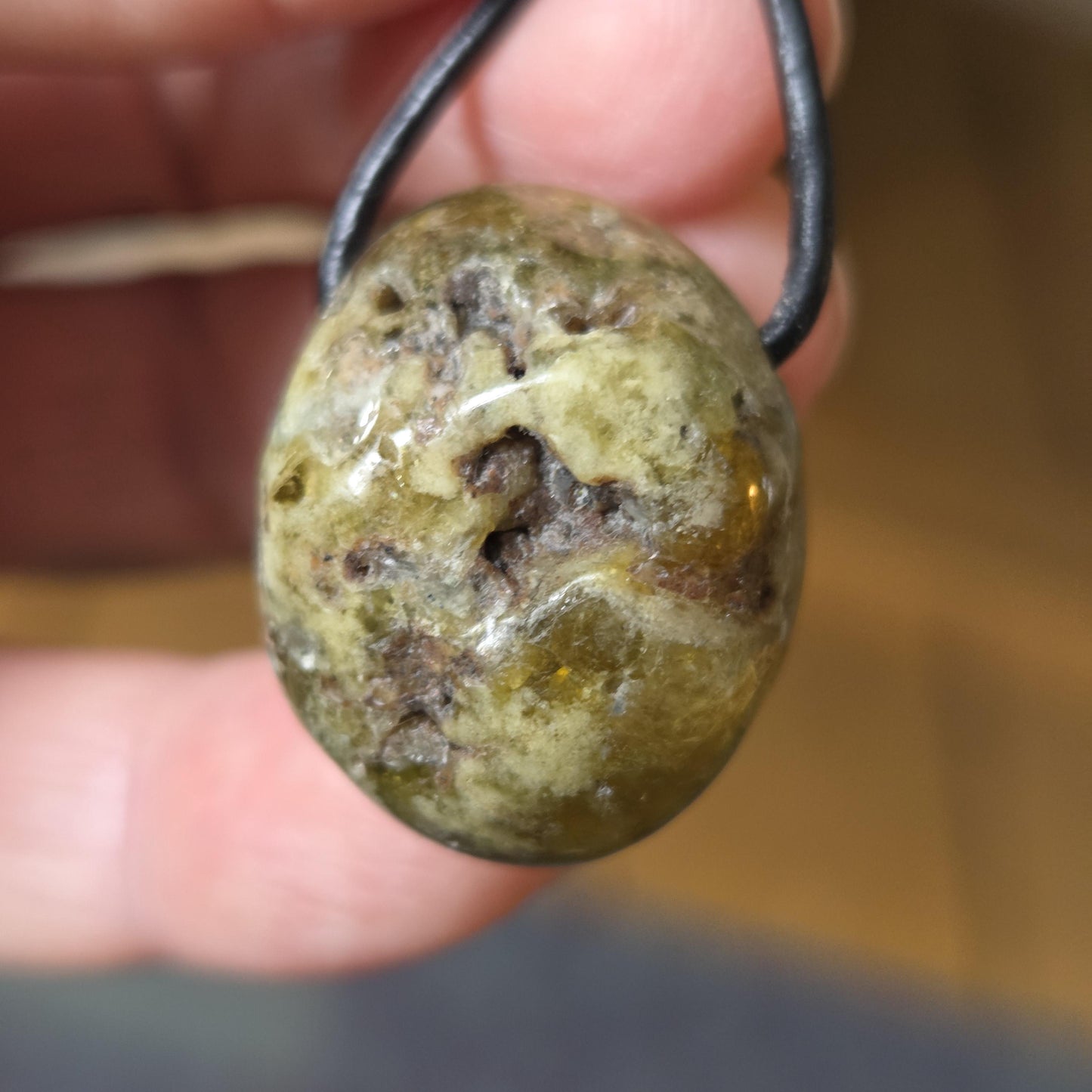 Granat grün Grossular Demantoid Rohstein Kristall Anhänger, 26 x 20 x 20 mm, gebohrt, an verstellbarem Lederband, garnet green pedant