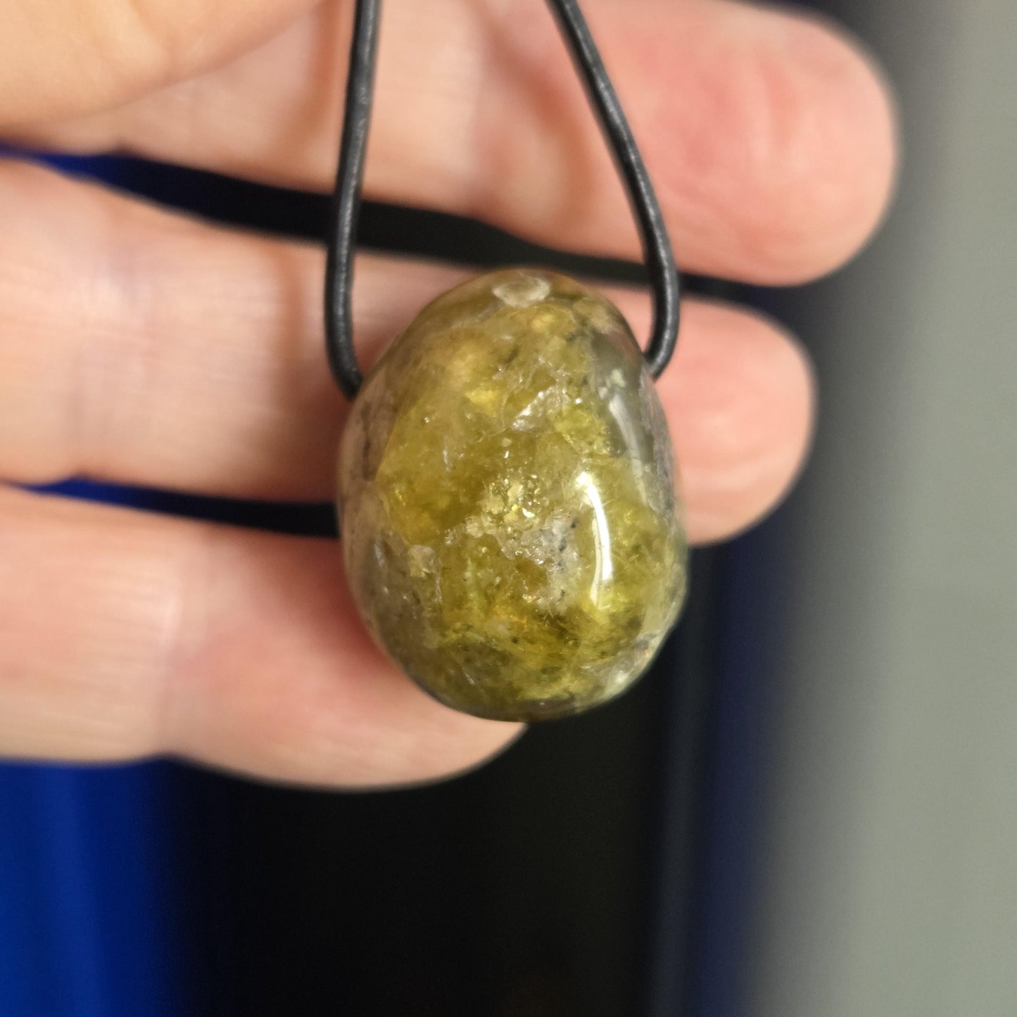 Granat grün Grossular Demantoid Rohstein Kristall Anhänger, 26 x 20 x 20 mm, gebohrt, an verstellbarem Lederband, garnet green pedant