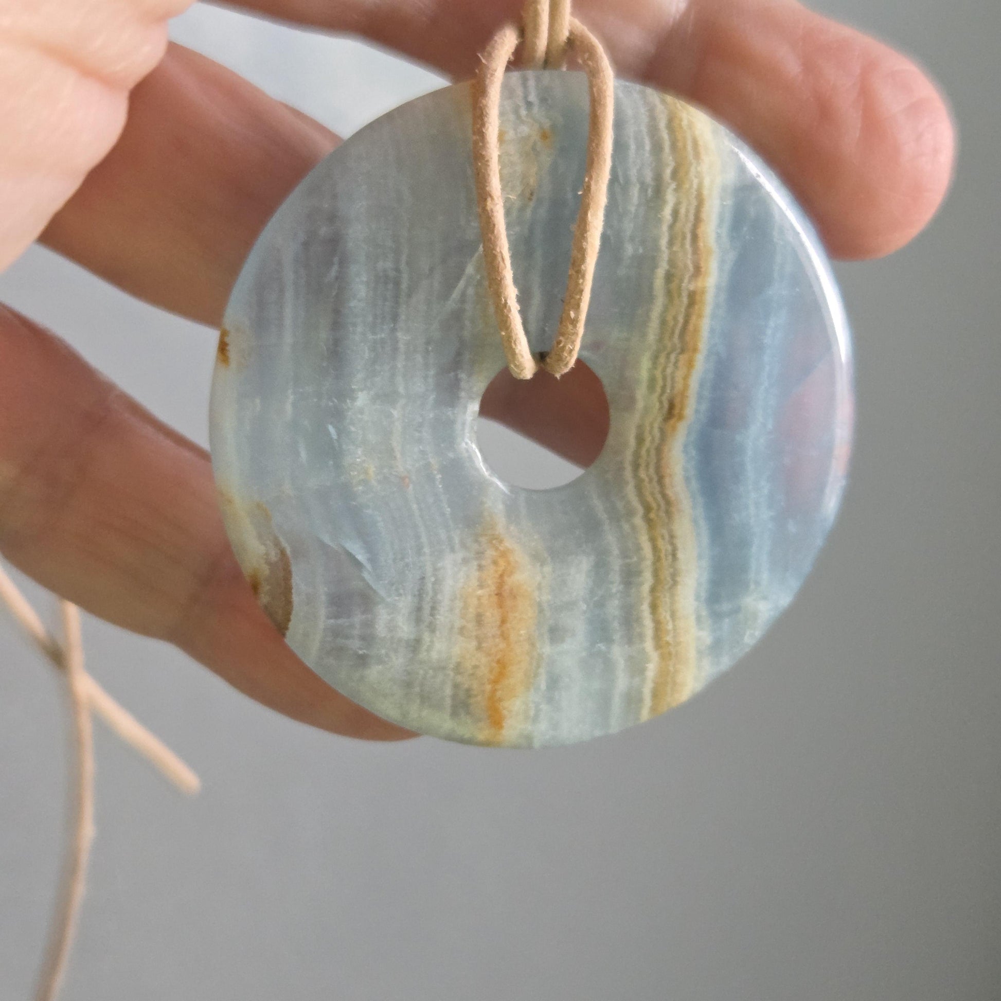 Sehr großer Aragonit Anhänger Donut 50 x 6 mm, an verstellbarem Lederband