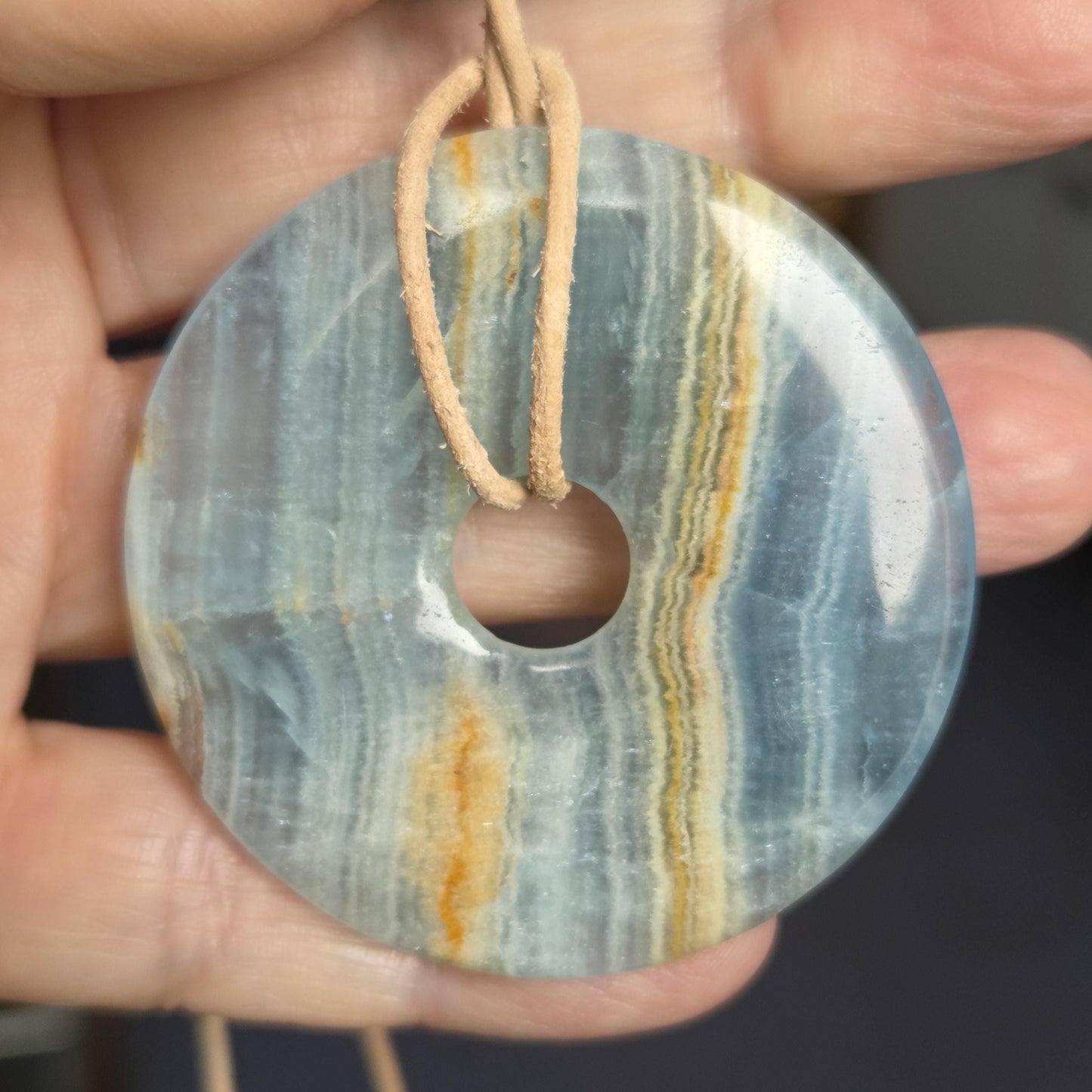 Sehr großer Aragonit Anhänger Donut 50 x 6 mm, an verstellbarem Lederband