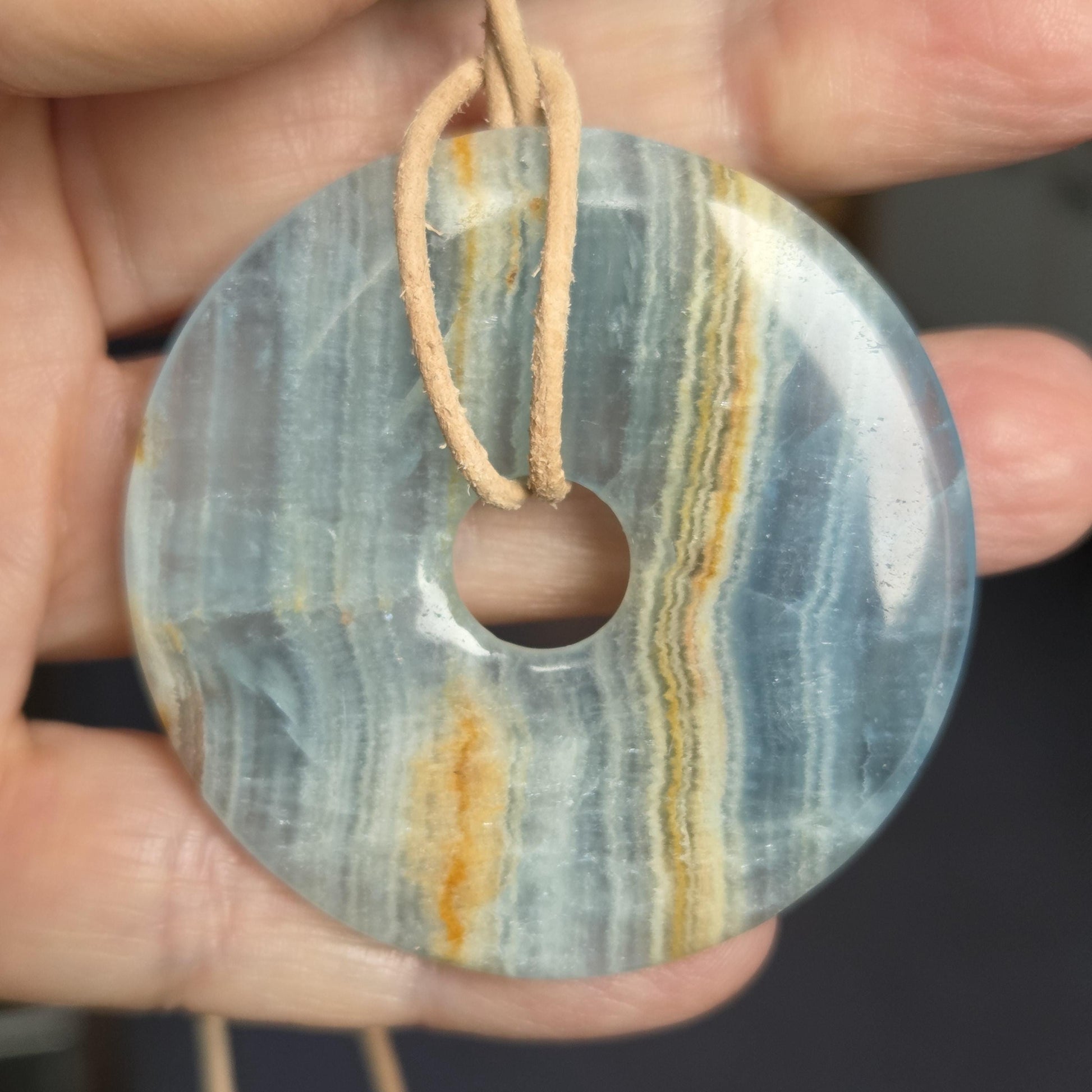 Sehr großer Aragonit Anhänger Donut 50 x 6 mm, an verstellbarem Lederband