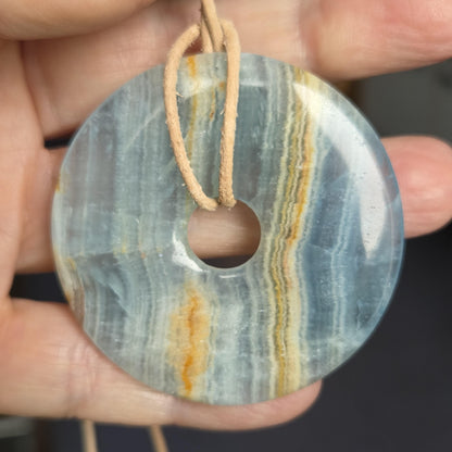Sehr großer Aragonit Anhänger Donut 50 x 6 mm, an verstellbarem Lederband