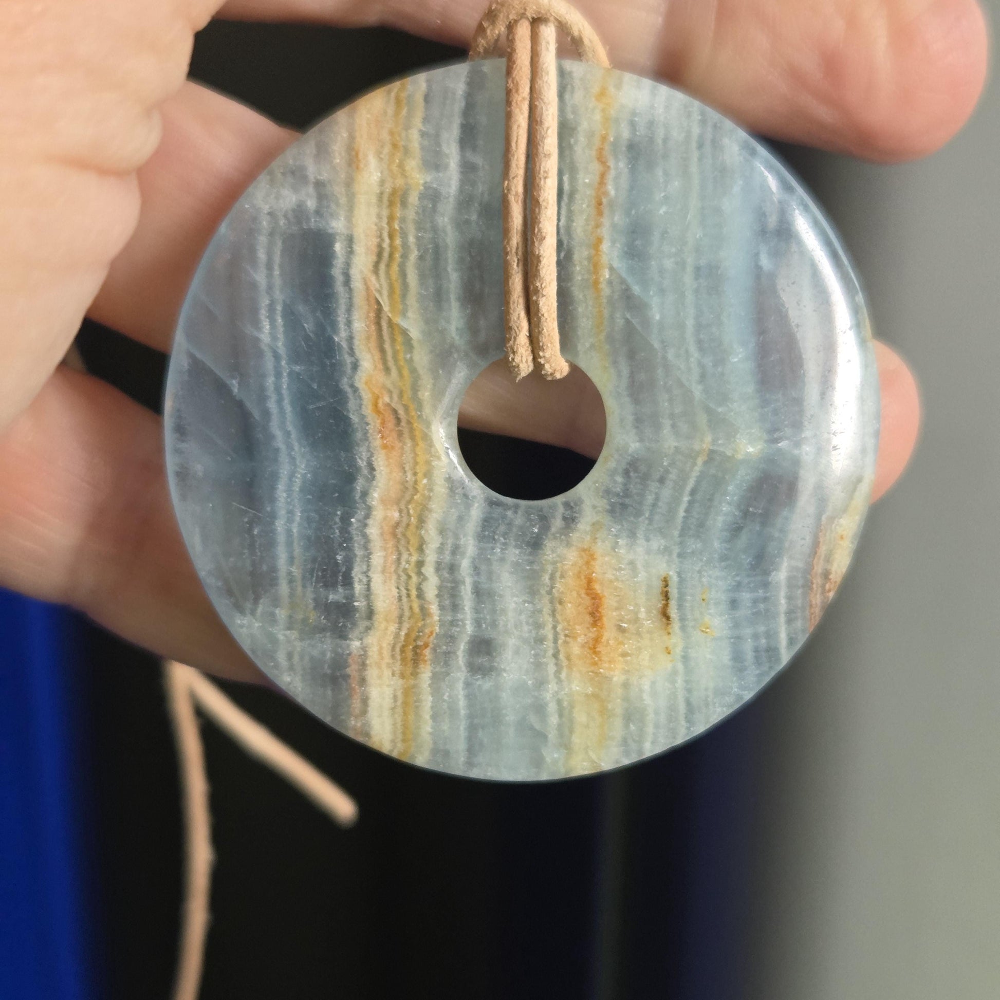 Sehr großer Aragonit Anhänger Donut 50 x 6 mm, an verstellbarem Lederband