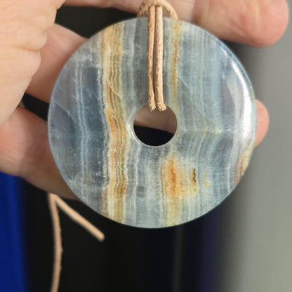 Sehr großer Aragonit Anhänger Donut 50 x 6 mm, an verstellbarem Lederband