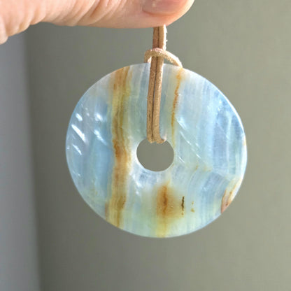 Sehr großer Aragonit Anhänger Donut 50 x 6 mm, an verstellbarem Lederband