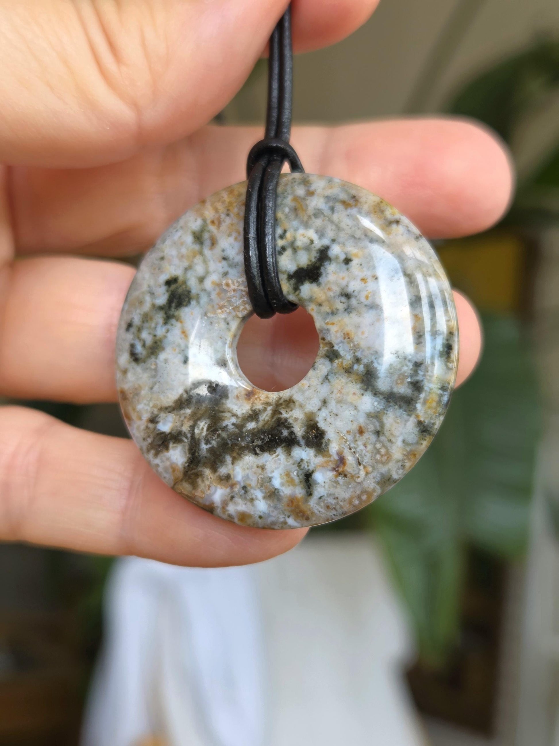 Ozean Jaspis, Ocean Jasper, Ozeanjaspis Donut Anhänger, 40 x 6 mm, gebohrt, an verstellbarem Lederband