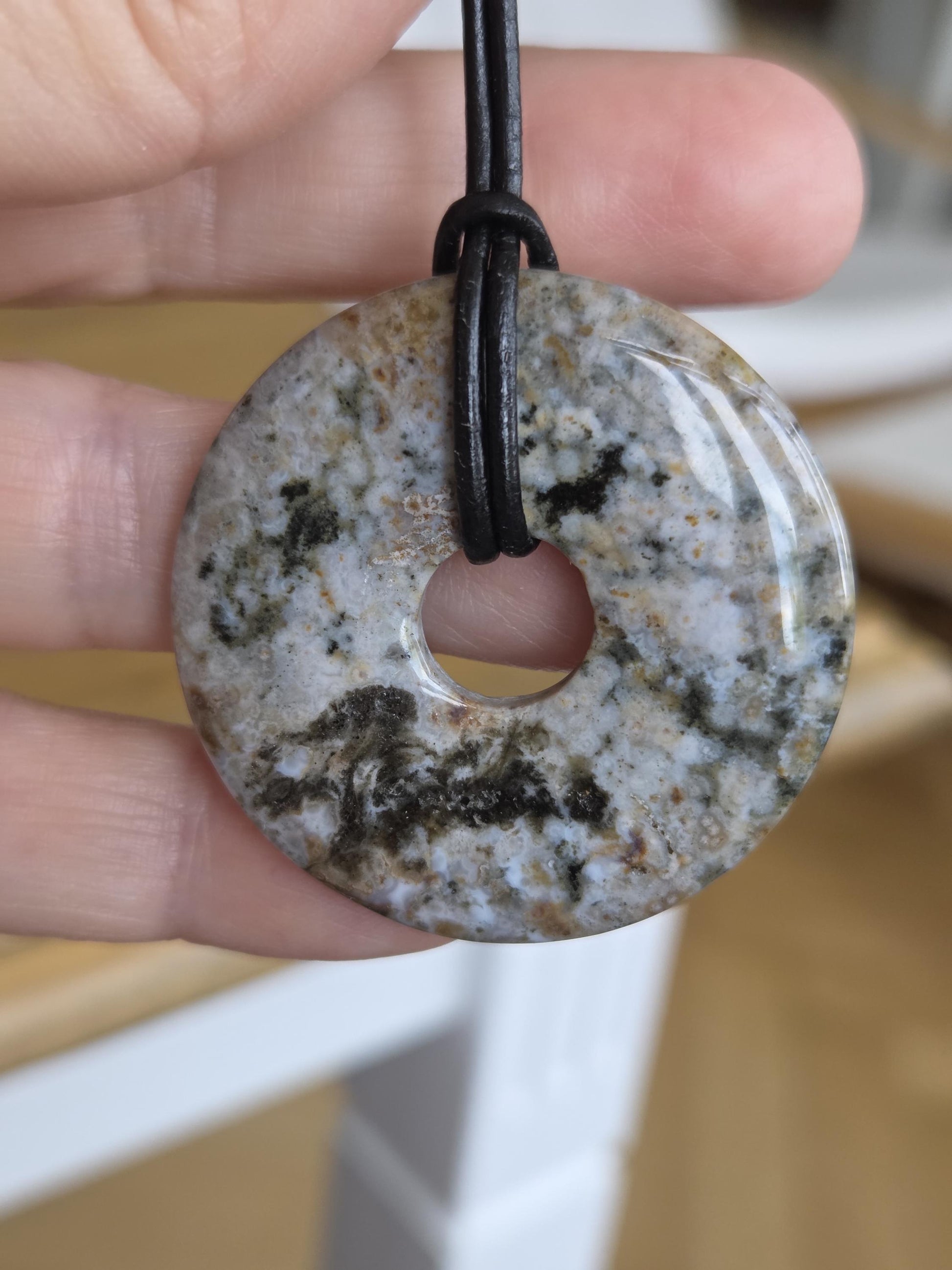 Ozean Jaspis, Ocean Jasper, Ozeanjaspis Donut Anhänger, 40 x 6 mm, gebohrt, an verstellbarem Lederband