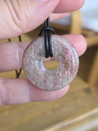 Piemont Quarz mit Stilbit Anteilen Donut Anhänger, 30 x 6 mm, an verstellbarem Lederband