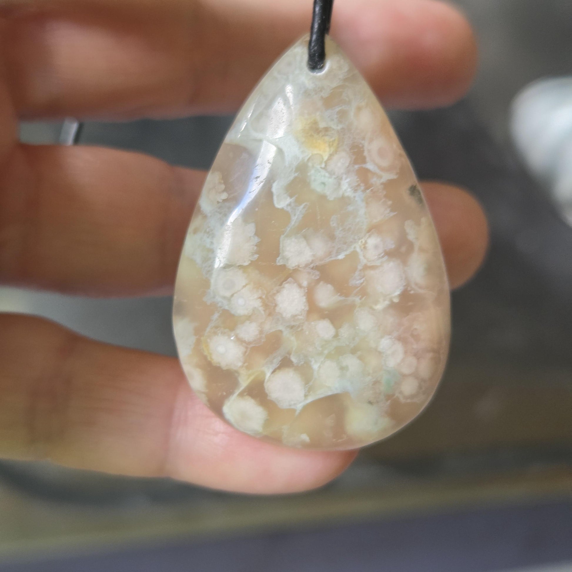 Großer Kirschblüten Achat Sakura Blumenachat Anhänger tropfenförmig, 45 x 31 x 8 mm, an verstellbarem Lederband, Sakura