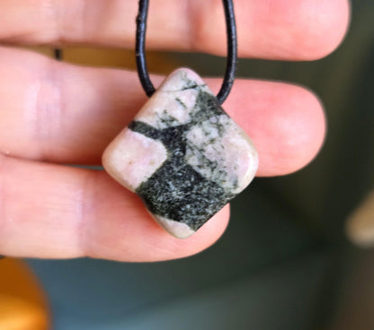 Seltener Runenstein Porphyr mit Klinozoisit Marshmallow Stein Anhänger, 25 x 24 x 10 mm, gebohrt, an verstellbarem Lederband
