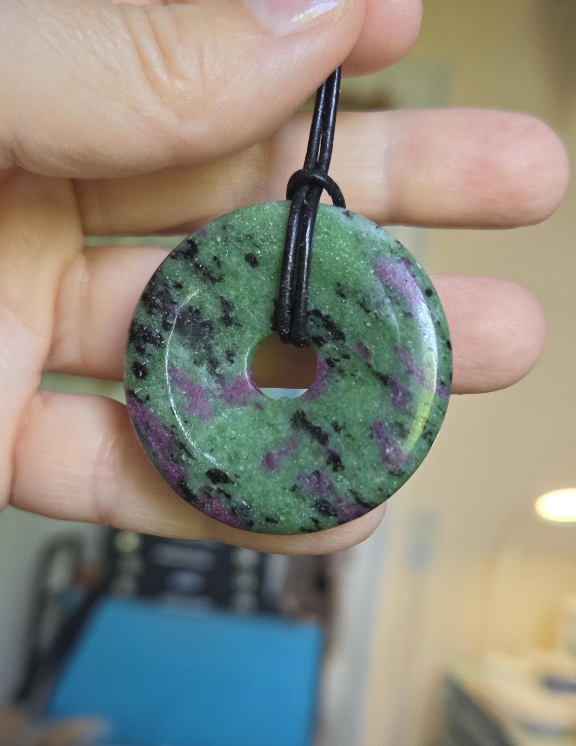 Rubin in Zoisit Anyolith Donut Anhänger, 40 x 7 mm, an verstellbarem Lederband