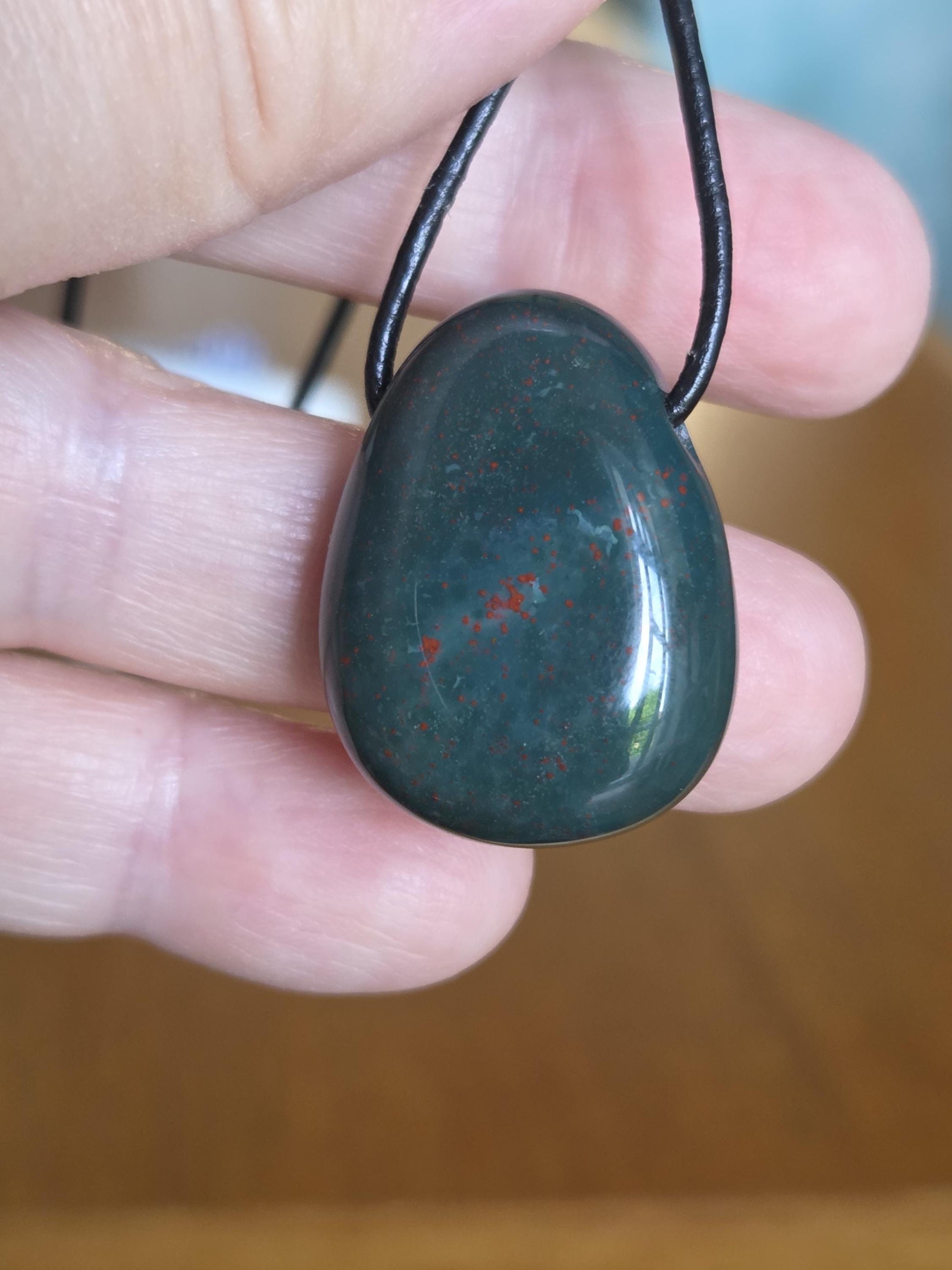 Heliotrop Anhänger, 28 x 21 x 10 mm, gebohrt, an verstellbarem Lederband